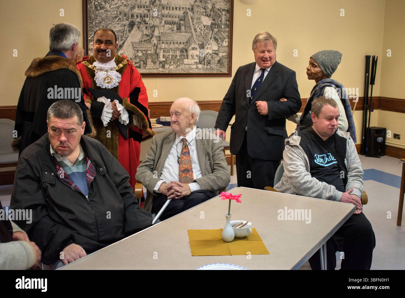 Nepton Dole Distribution at St Margaret's Church, Barking, Essex. Il Charitable Trust è la più lunga organizzazione di beneficenza monetaria osservata continuamente nel paese dopo il Maundy Money. La distribuzione si svolge nel Centro della Chiesa, il sindaco di Barking Consigliere Abdul Aziz e Keith Glenny un fiduciario. Inghilterra 21 maggio 2019 2010s Regno Unito HOMER SYKES Foto Stock