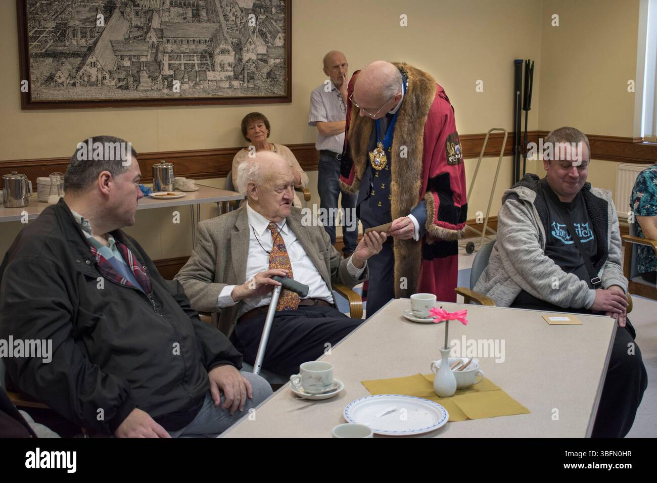 La Nepton Charity, il signor David Walker JP, il Maestro della Worshipful Company of Poulters distribuisce il lascito caritatevole in una piccola busta marrone. Il Charitable Trust è la più lunga organizzazione di beneficenza monetaria osservata continuamente nel paese dopo il Maundy Money. The Church Centre, St Margaret's Church, Barking, Essex. Inghilterra 21 maggio 2019 2010s Regno Unito HOMER SYKES Foto Stock