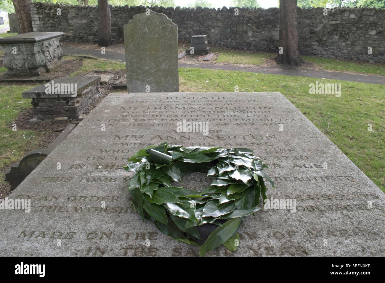 Una corona è posta sulla tomba di Nepton, nel cimitero della chiesa di Santa Margherita, Barking, Essex. Inghilterra 21 maggio 2019 2010s Regno Unito HOMER SYKES Foto Stock