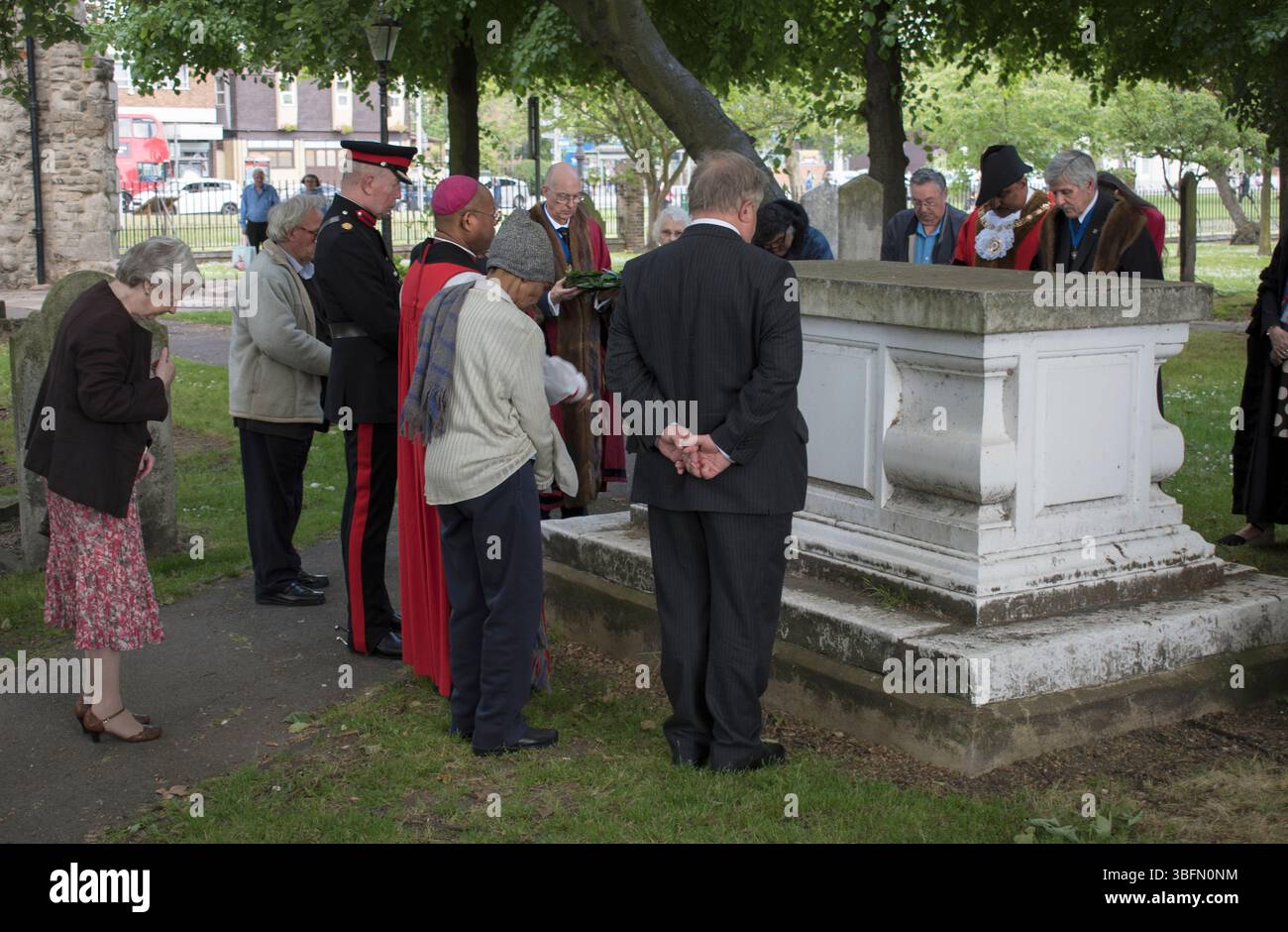 La Tomba di Nepton nel cimitero della chiesa di Santa Margherita, dove si dice una preghiera e si colloca una corona dopo la distribuzione annuale della Nepton Distribution. Abbaiare, Essex. Inghilterra 21 maggio 2019 2010s Regno Unito HOMER SYKES Foto Stock
