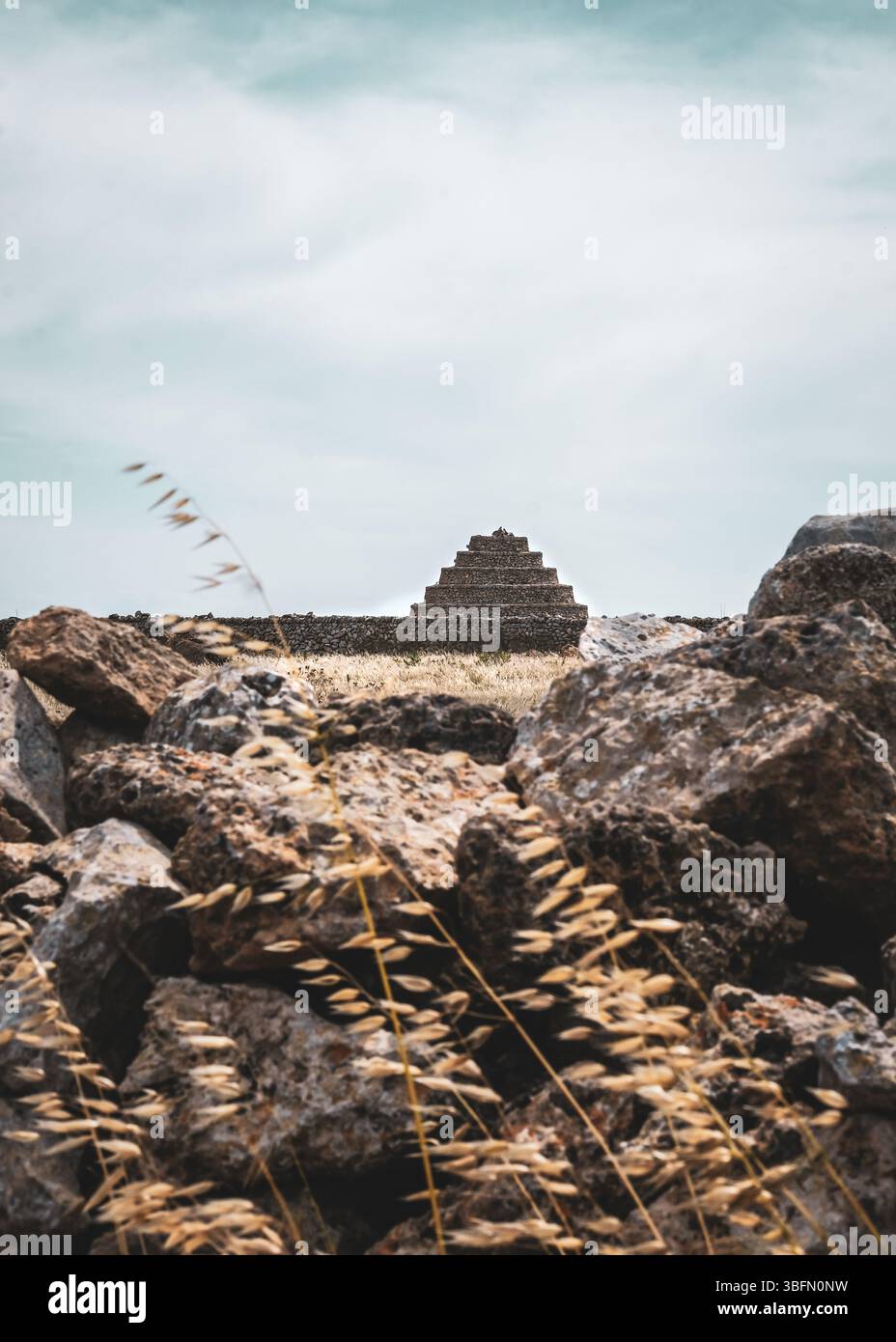 Strane strutture in pietra in un campo a Punta nati, Minorca, Isole Baleari, Spagna Foto Stock
