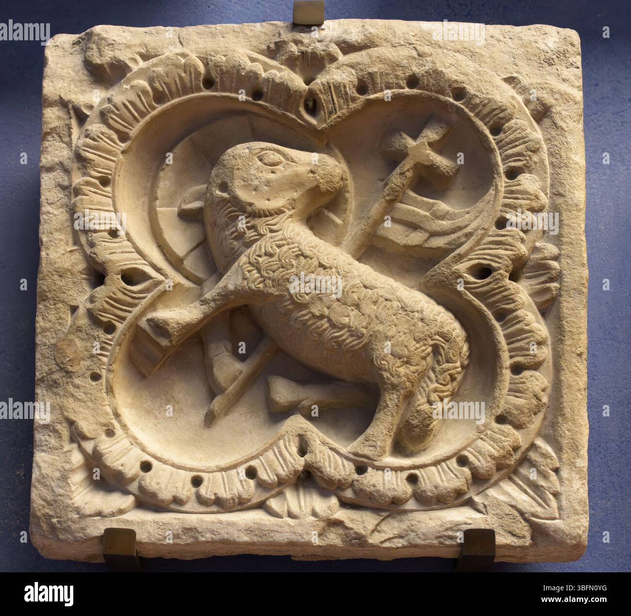 Piastrelle decorative in marmo di Carrara con l'Agnus dei (Agnello di Dio) che regge uno stendardo a forma di croce, che simboleggia il sacrificio di Cristo. Dal Museo Stefano Bard Foto Stock