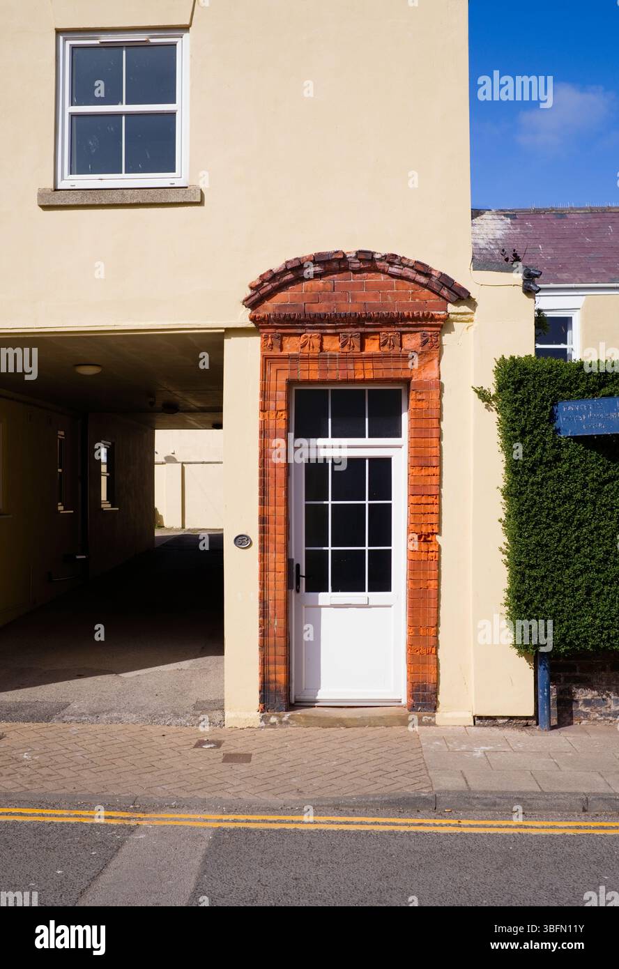 Porta moderna in UPVC in mattoni di stile giacobino Foto Stock