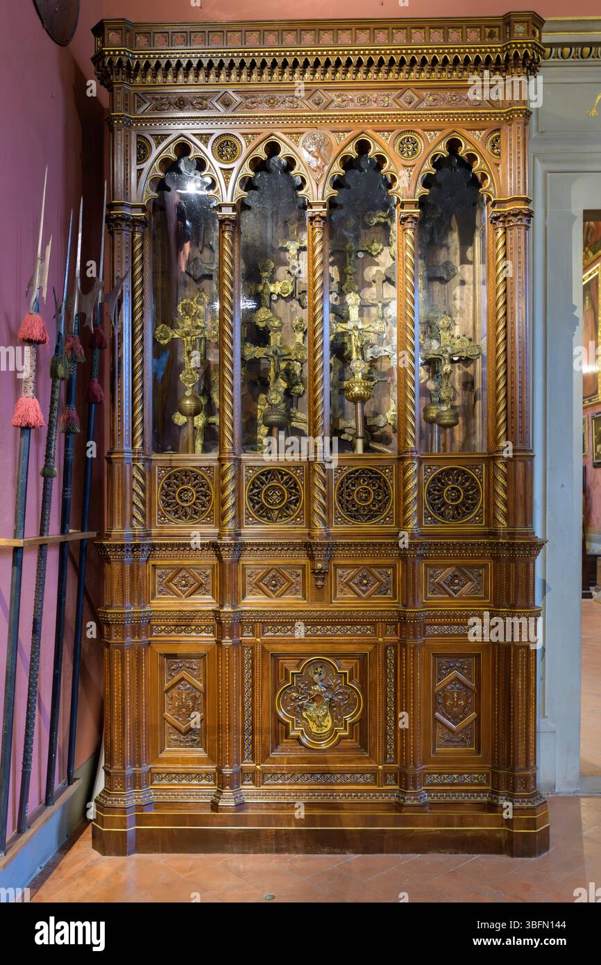 Armadio reliquiario in legno in stile gotico con croci liturgiche in ottone nel Museo Stibbert, Firenze, Italia. Foto Stock