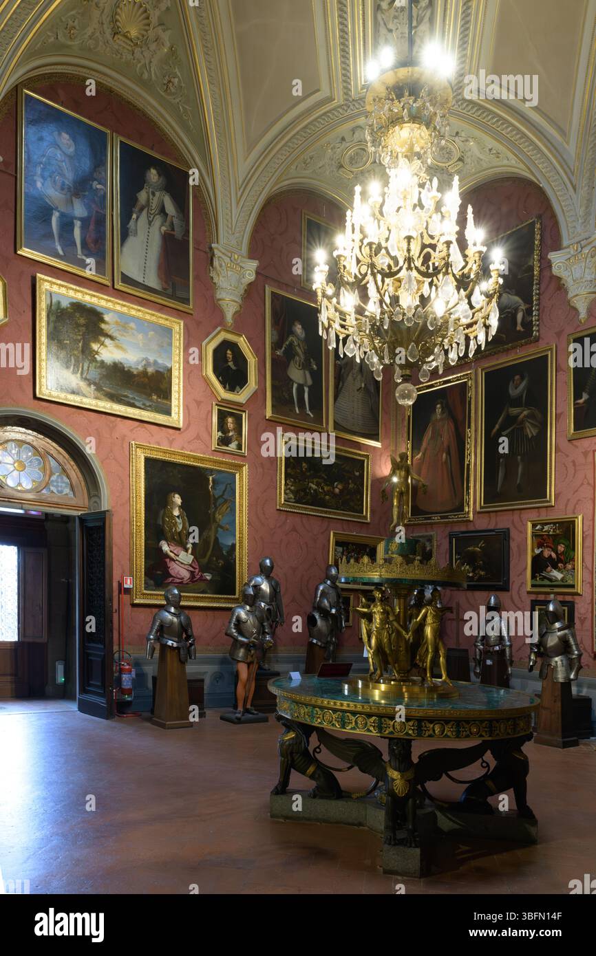 Armadi in legno e reliquiari con archi gotici, vista sulla sala armature, Museo Stibbert, Firenze, Italia. Foto Stock