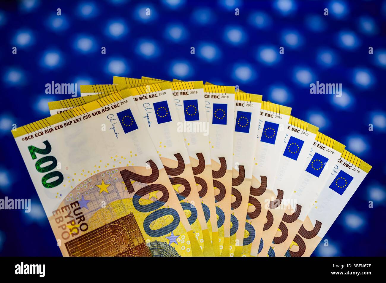 Fan di 200 banconote in euro su sfondo blu: Simboleggiano la ricchezza e la prosperità finanziaria Foto Stock