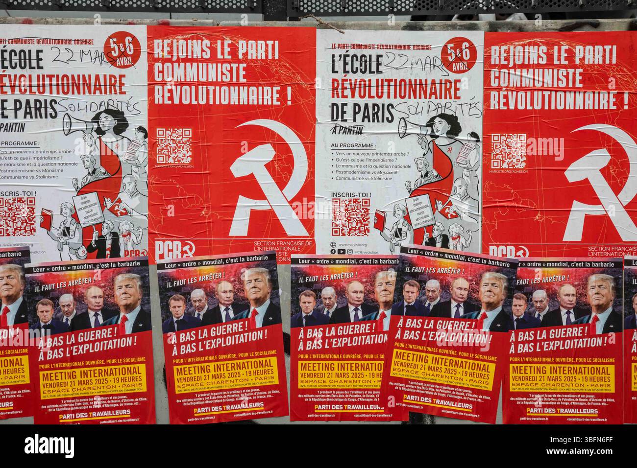 Manifesti comunisti di parti communiste révolutionnaire con martello e falce in Rue Franc de Croisset nel quartiere Clignancourt di Parigi, Francia Foto Stock