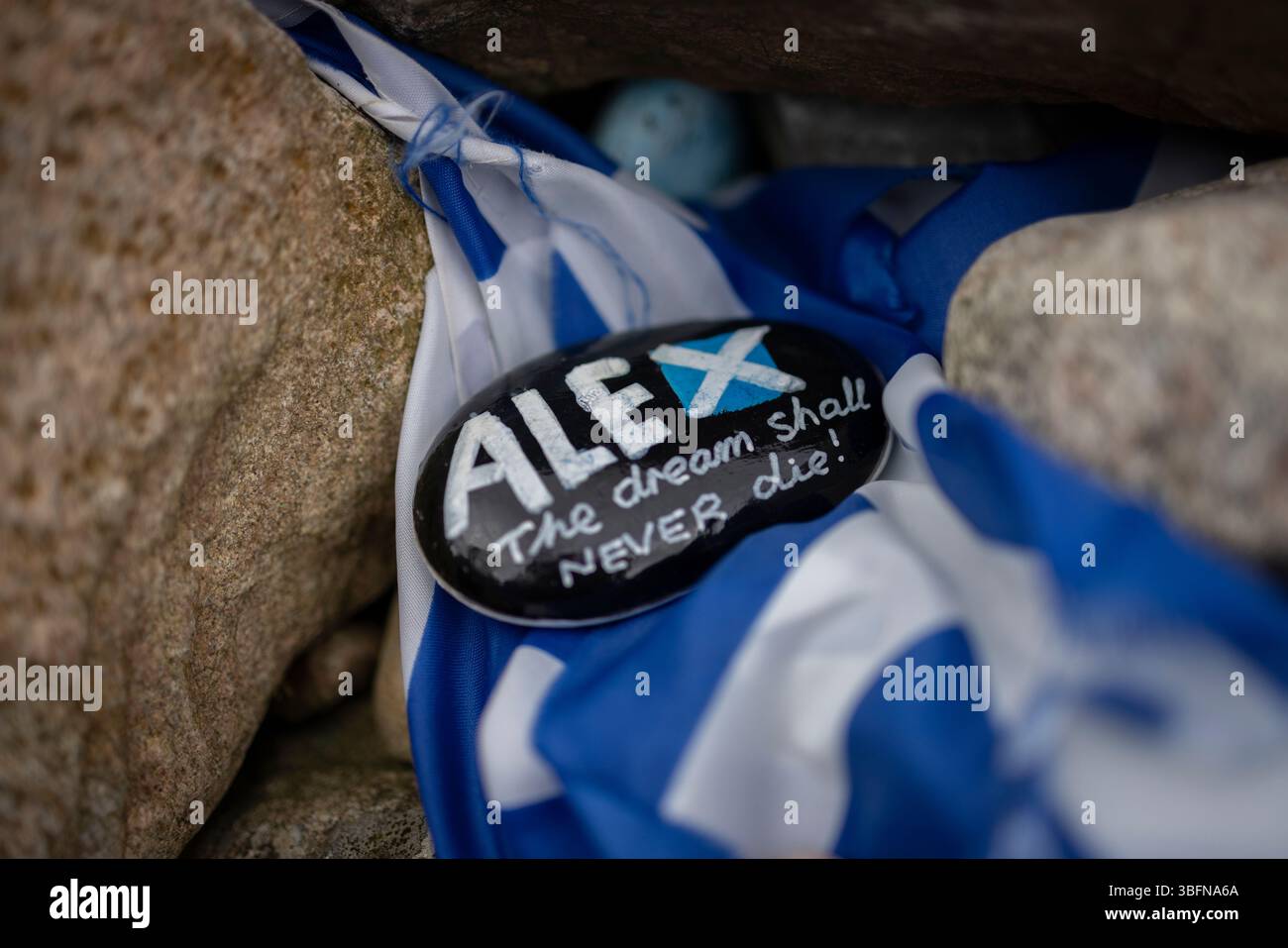 Cairn in memoria di Willie MacRae / McRae, Scozia, 29 maggio 2025. Foto Stock