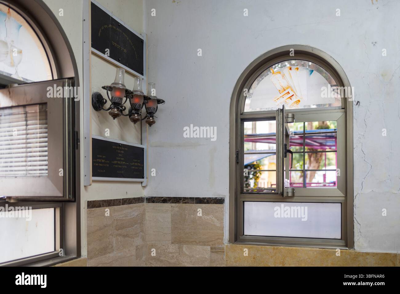 Haifa, Israele, 5 aprile 2025, Study Hall of Tiferet Israel Yeshiva with Wooden Furniture, Arch e Torah Ark Foto Stock