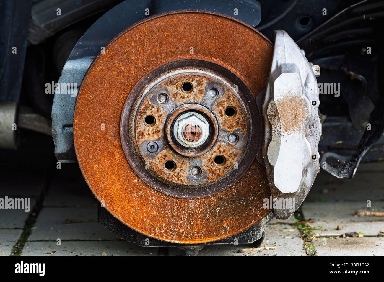 Vecchio disco del freno per auto Rusty, concentrazione selettiva Foto Stock