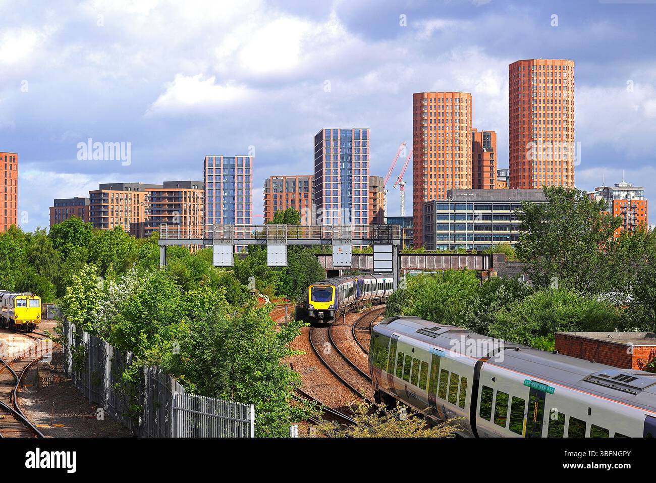 Nuovi blocchi a torre e treni nel centro di Leeds, West Yorkshire, Regno Unito Foto Stock