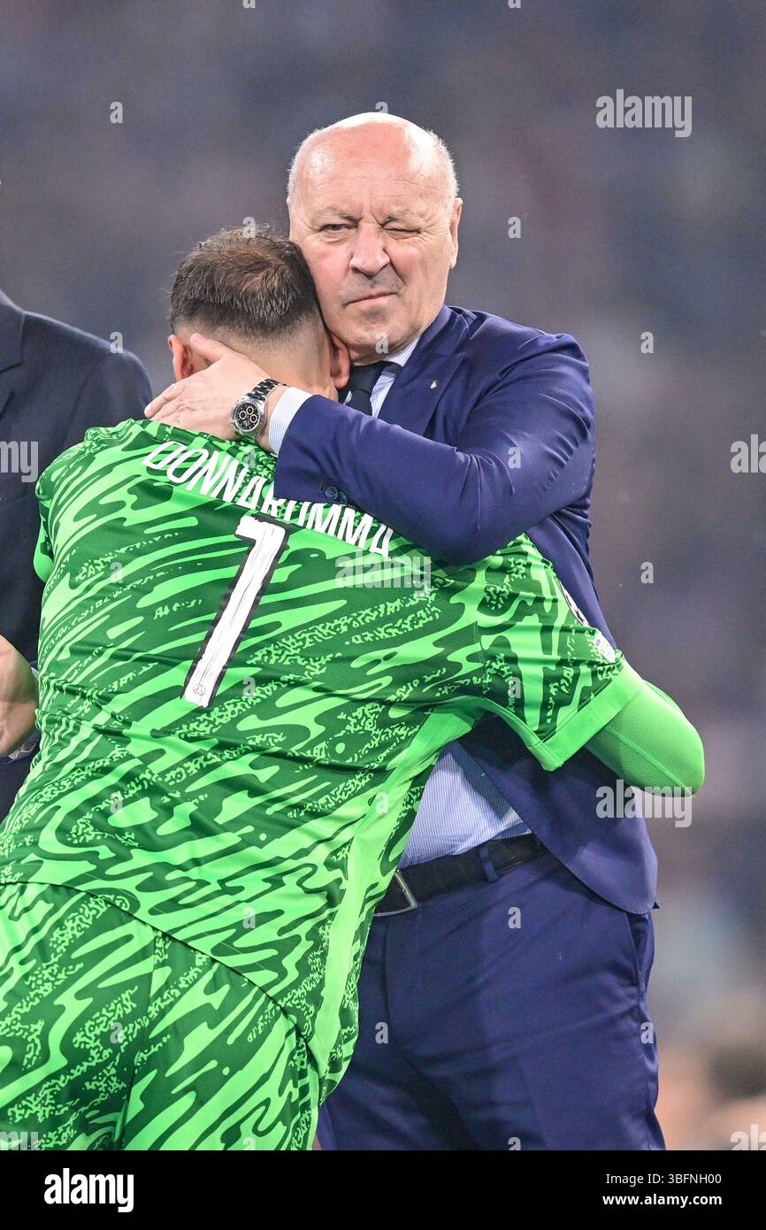 Monaco, Germania. 31 maggio 2025. Il portiere Gianluigi Donnarumma (1) del Paris Saint-Germain riceve l'abbraccio di Giuseppe Marotta, presidente e CEO dell'Inter, dopo la finale di UEFA Champions League 2025 tra Paris Saint-Germain e Inter all'Allianz Arena di Monaco. Foto Stock
