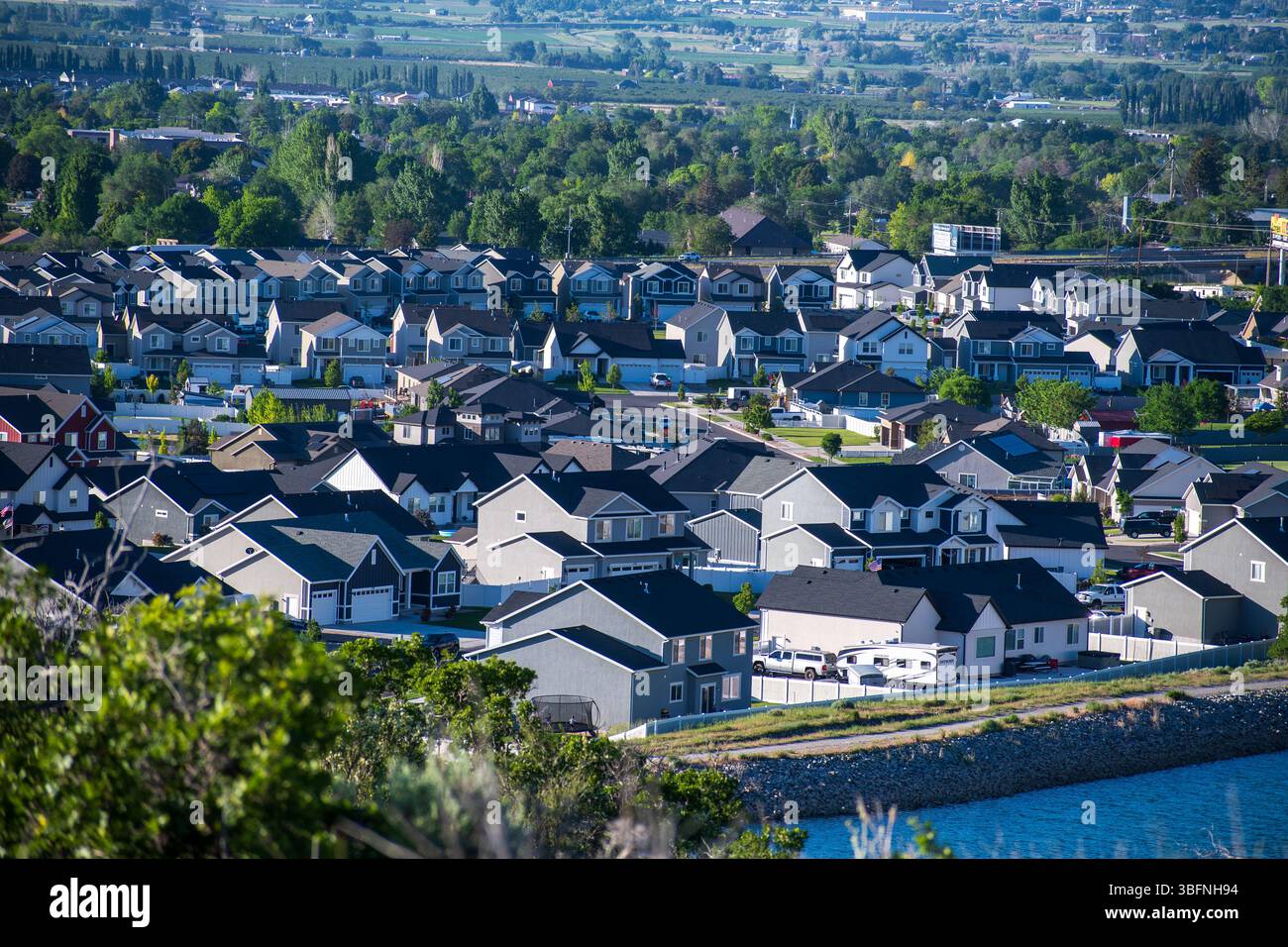Santaquin, Utah - 2 giugno 2025: Ampia vista di un quartiere residenziale con uno sfondo montuoso e una valle aperta sotto un cielo limpido. Foto Stock