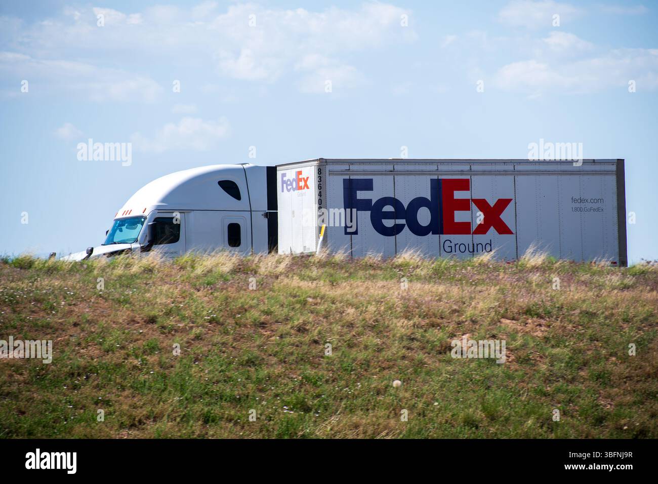 Santaquin, Utah – 1° giugno 2025: Un camion FedEx con un solo rimorchio viaggia verso nord sull'Interstate 15 a Santaquin, Utah. Foto Stock