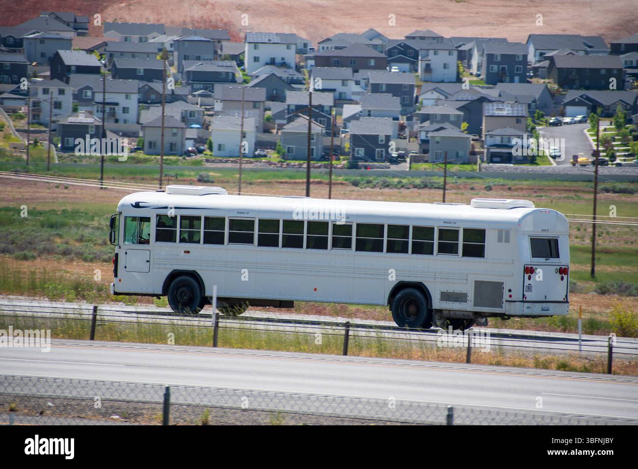 Santaquin, Utah - 2 giugno 2025: Un autobus bianco dell'esercito degli Stati Uniti Blue Bird viaggia verso sud sull'Interstate 15 verso Nephi, Utah. Foto Stock