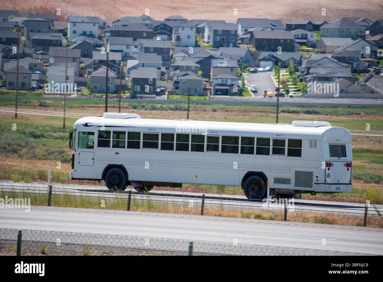 Santaquin, Utah - 2 giugno 2025: Un autobus bianco dell'esercito degli Stati Uniti Blue Bird viaggia verso sud sull'Interstate 15 verso Nephi, Utah. Foto Stock