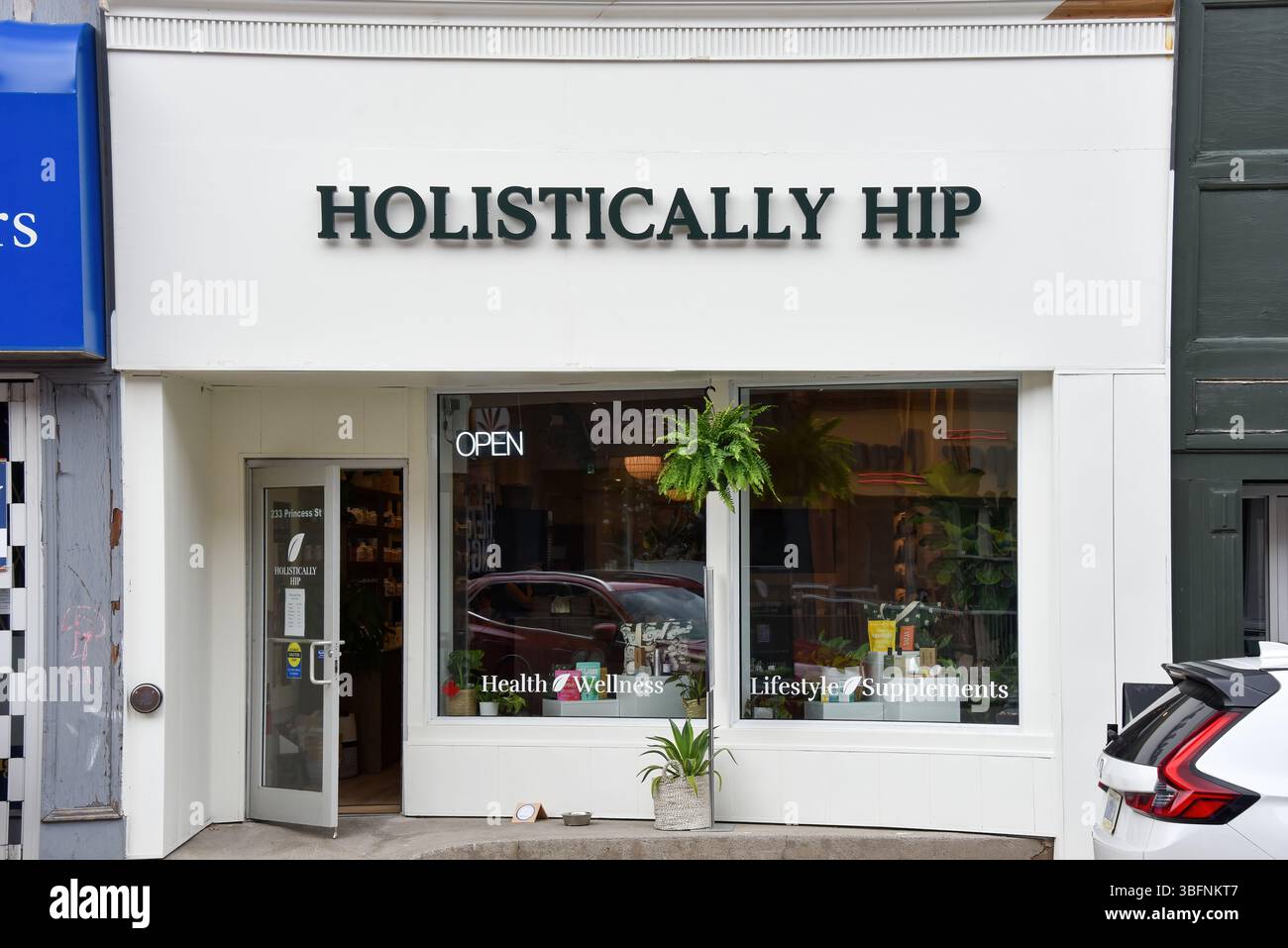 Kingston, Canada - 1° giugno 2025: Holistically Hip è un rivenditore di prodotti per la cura della pelle, la cura del corpo, prodotti lifestyle e qualità Forward Natural Foto Stock