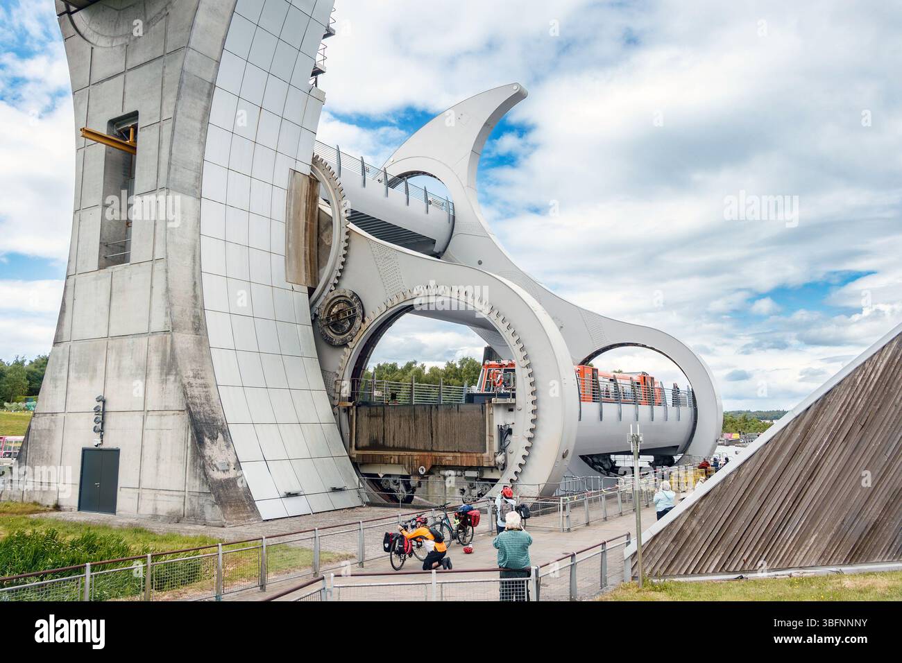 La ruota di Falkirk, un ponte rotante che collega il Forth e il Clyde Canal con il Union Canal in Scozia, sotto un cielo parzialmente nuvoloso Foto Stock