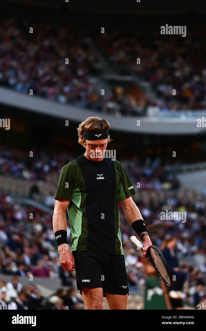 Parigi, Francia. 2 giugno 2025. Roland Garros 2025: Jannik Sinner affronta Andrey Rublev nel singolare maschile 16 sul campo Philippe Chatrier durante il torneo di tennis del grande Slam il 2 giugno 2025 allo stadio Roland Garros di Parigi. - 02/06/2025 - Francia/Ile-de-France (regione)/Parigi - Julien Mattia/le Pictorium credito: LE PICTORIUM/Alamy Live News Foto Stock