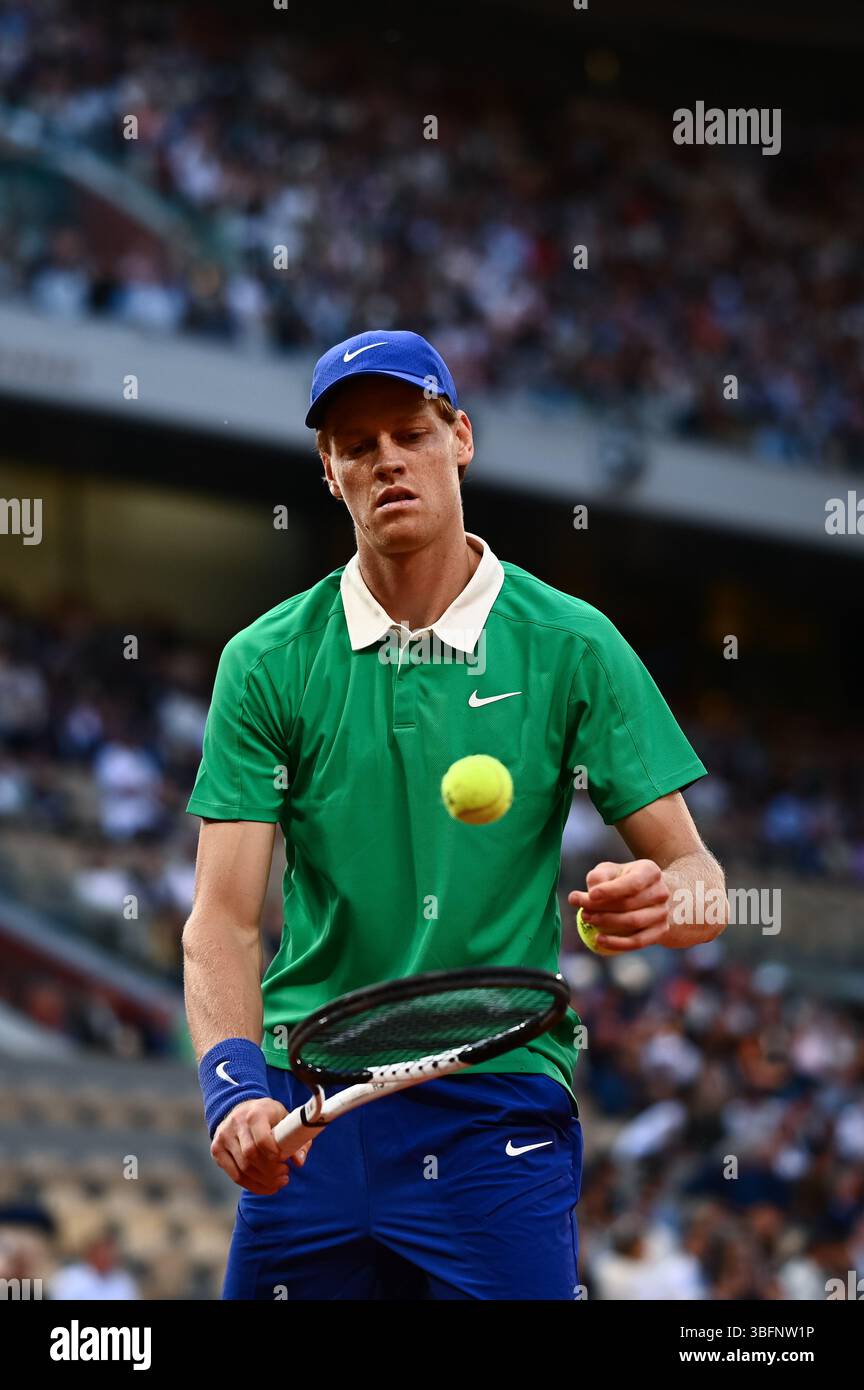 Parigi, Francia. 2 giugno 2025. Roland Garros 2025: Jannik Sinner affronta Andrey Rublev nel singolare maschile 16 sul campo Philippe Chatrier durante il torneo di tennis del grande Slam il 2 giugno 2025 allo stadio Roland Garros di Parigi. - 02/06/2025 - Francia/Ile-de-France (regione)/Parigi - Julien Mattia/le Pictorium credito: LE PICTORIUM/Alamy Live News Foto Stock