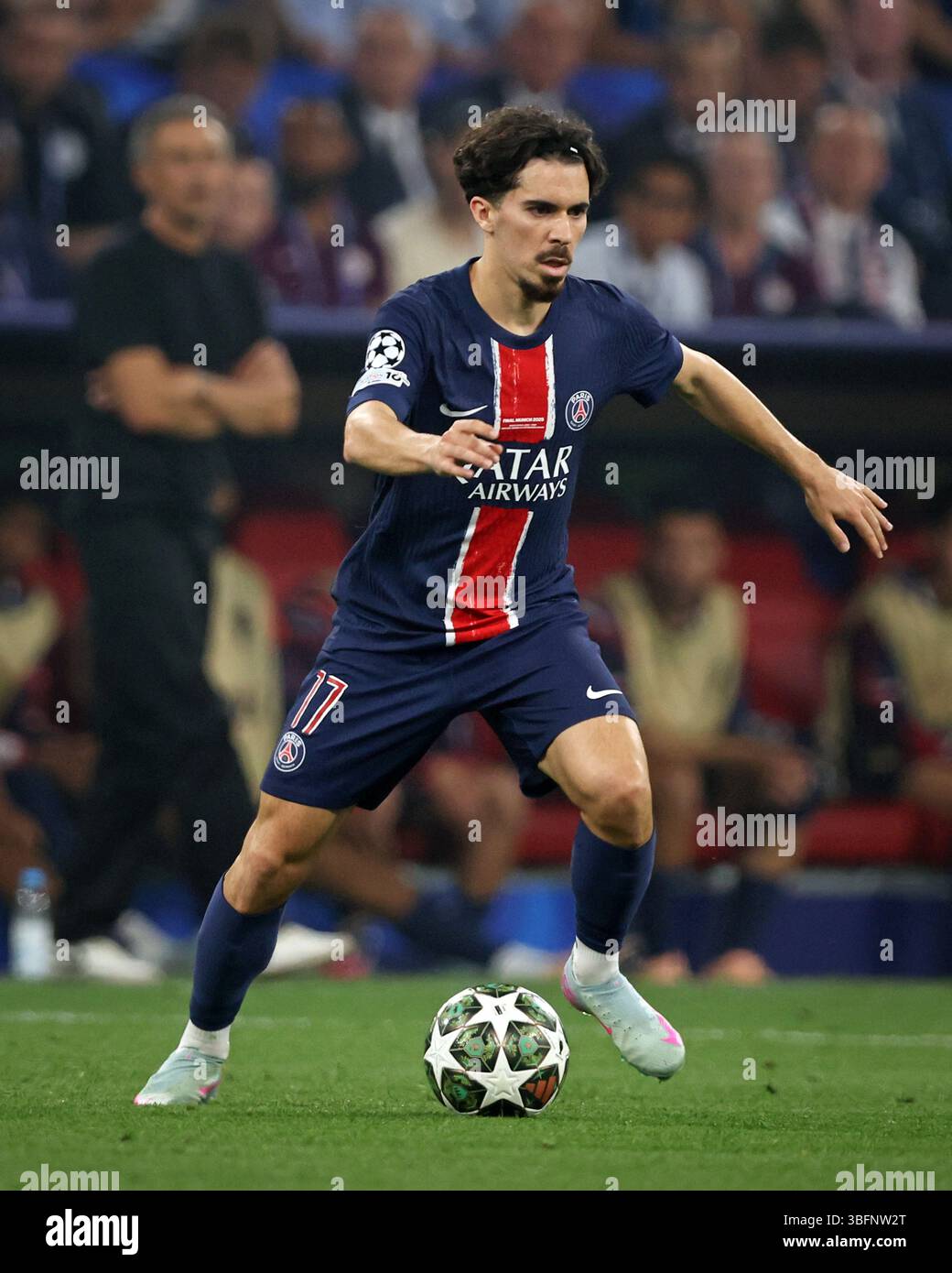 MONACO DI BAVIERA, GERMANIA - MAGGIO 31: Vitinha del Paris Saint Germain corre con un pallone la finale di UEFA Champions League 2025 tra il Paris Saint-Germain e l'FC Internazionale Milano il 31 maggio 2025 a Monaco di Baviera, Germania. © diebilderwelt / Alamy Stock Foto Stock