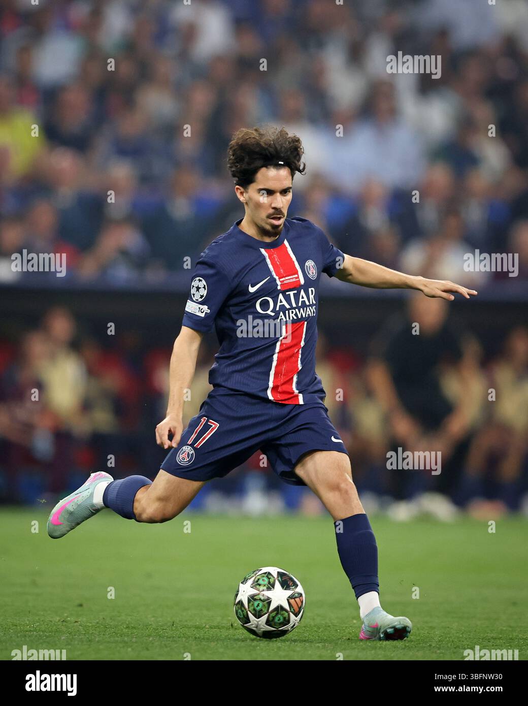MONACO DI BAVIERA, GERMANIA - MAGGIO 31: Vitinha del Paris Saint Germain corre con un pallone la finale di UEFA Champions League 2025 tra il Paris Saint-Germain e l'FC Internazionale Milano il 31 maggio 2025 a Monaco di Baviera, Germania. © diebilderwelt / Alamy Stock Foto Stock