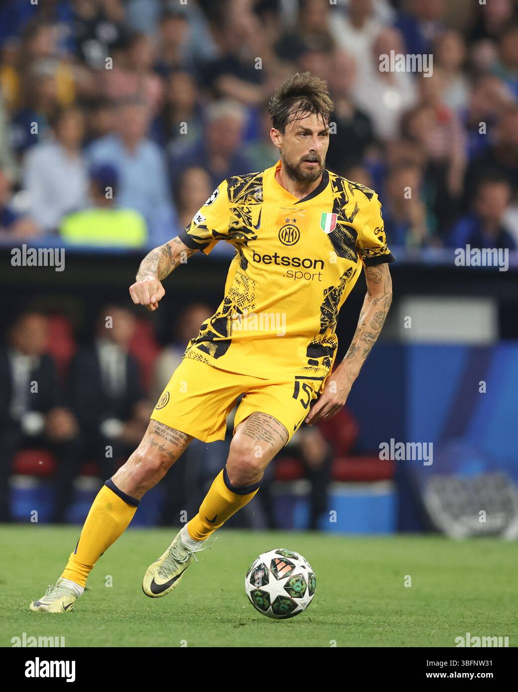 MONACO DI BAVIERA, GERMANIA - MAGGIO 31: Francesco Acerbi dell'FC Internazionale Milano corre con un pallone la finale di UEFA Champions League 2025 tra Paris Saint-Germain e FC Internazionale Milano il 31 maggio 2025 a Monaco di Baviera, Germania. © diebilderwelt / Alamy Stock Foto Stock