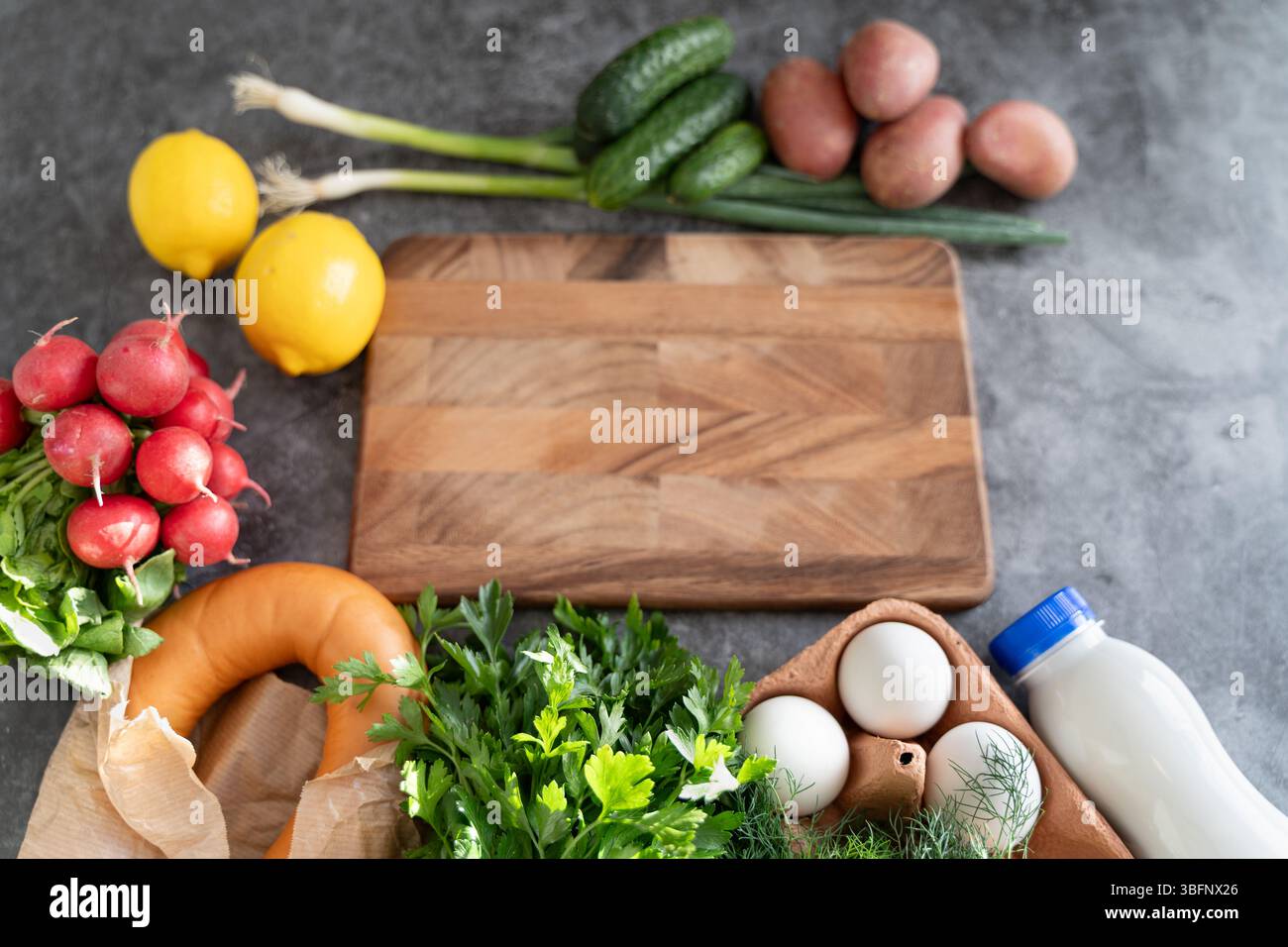 Un mix vibrante di cetrioli freschi, ravanelli, uova sode, prosciutto, panna acida, aneto, prezzemolo, incarna splendidamente l'essenza di Okroshka, un rinfrescante Ru Foto Stock