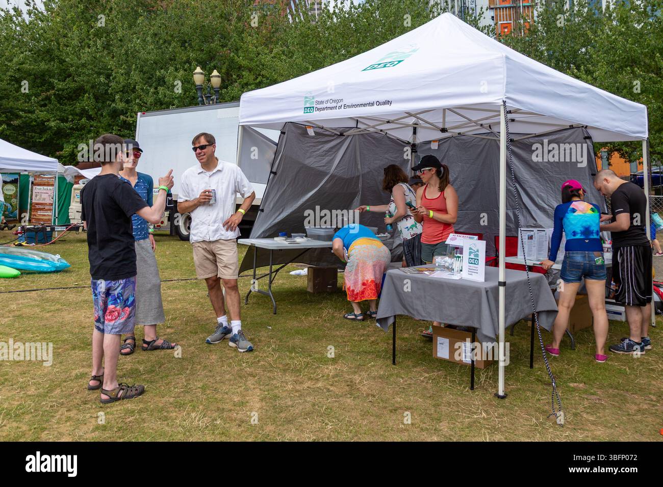 The Big Float, Portland, Oregon - 13 luglio 2019: Persone presso lo stand Oregon Department of Environmental Quality, per saperne di più sull'ambiente locale Foto Stock