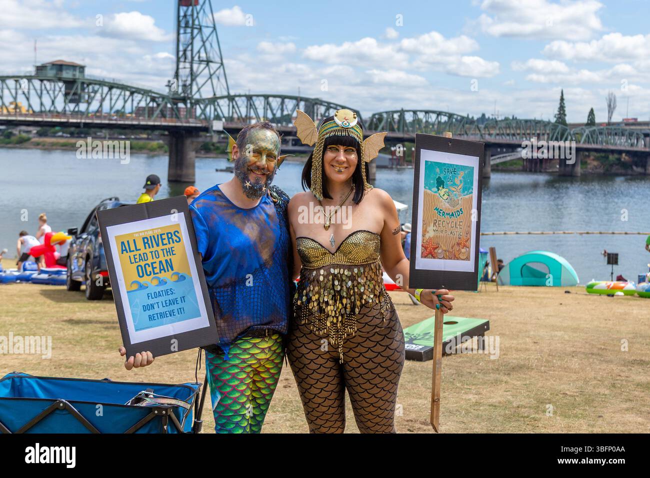 The Big Float, Portland, Oregon - 13 luglio 2019: Due persone vestite da merfolk tengono cartelli che sostengono la pulizia di fiumi e oceani. Foto Stock