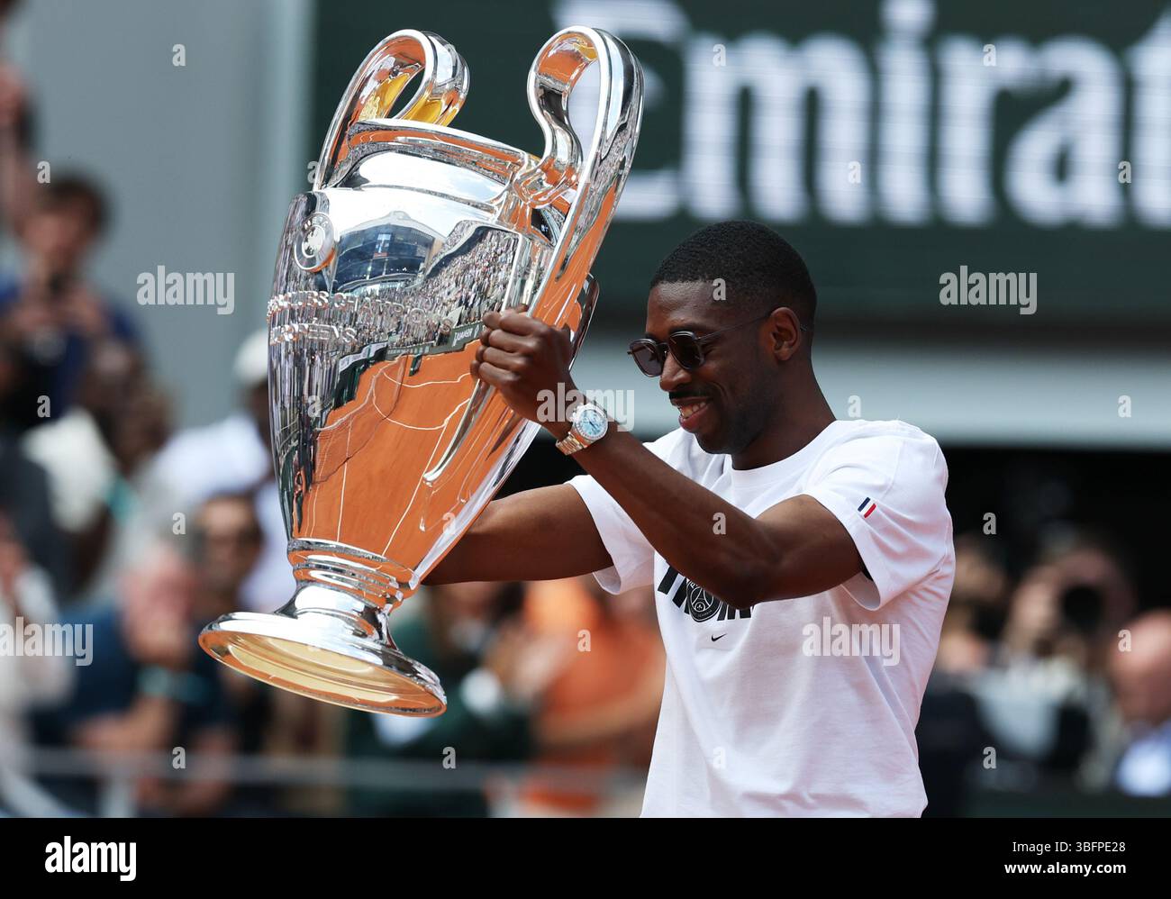 Parigi, Francia. 2 giugno 2025. L'attaccante francese del Paris Saint-Germain, Ousmane Dembele, presenta il trofeo della UEFA Champions League sul campo Philippe Chatrier al torneo di tennis dell'Open francese al Roland Garros, Parigi, Francia, 2 giugno 2025. Crediti: Gao Jing/Xinhua/Alamy Live News Foto Stock