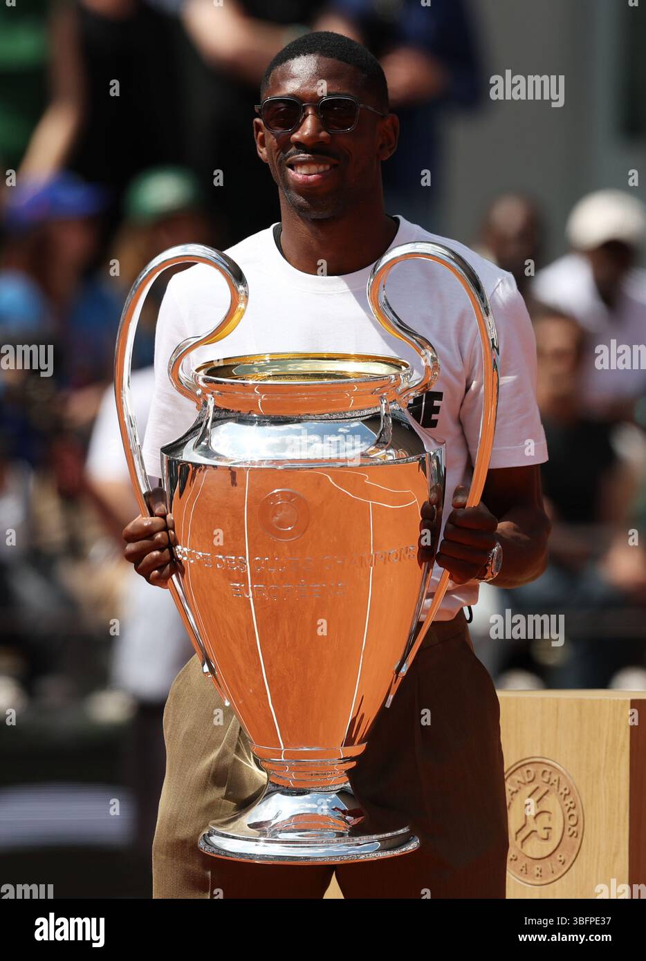 Parigi, Francia. 2 giugno 2025. L'attaccante francese del Paris Saint-Germain, Ousmane Dembele, presenta il trofeo della UEFA Champions League sul campo Philippe Chatrier al torneo di tennis dell'Open francese al Roland Garros, Parigi, Francia, 2 giugno 2025. Crediti: Gao Jing/Xinhua/Alamy Live News Foto Stock