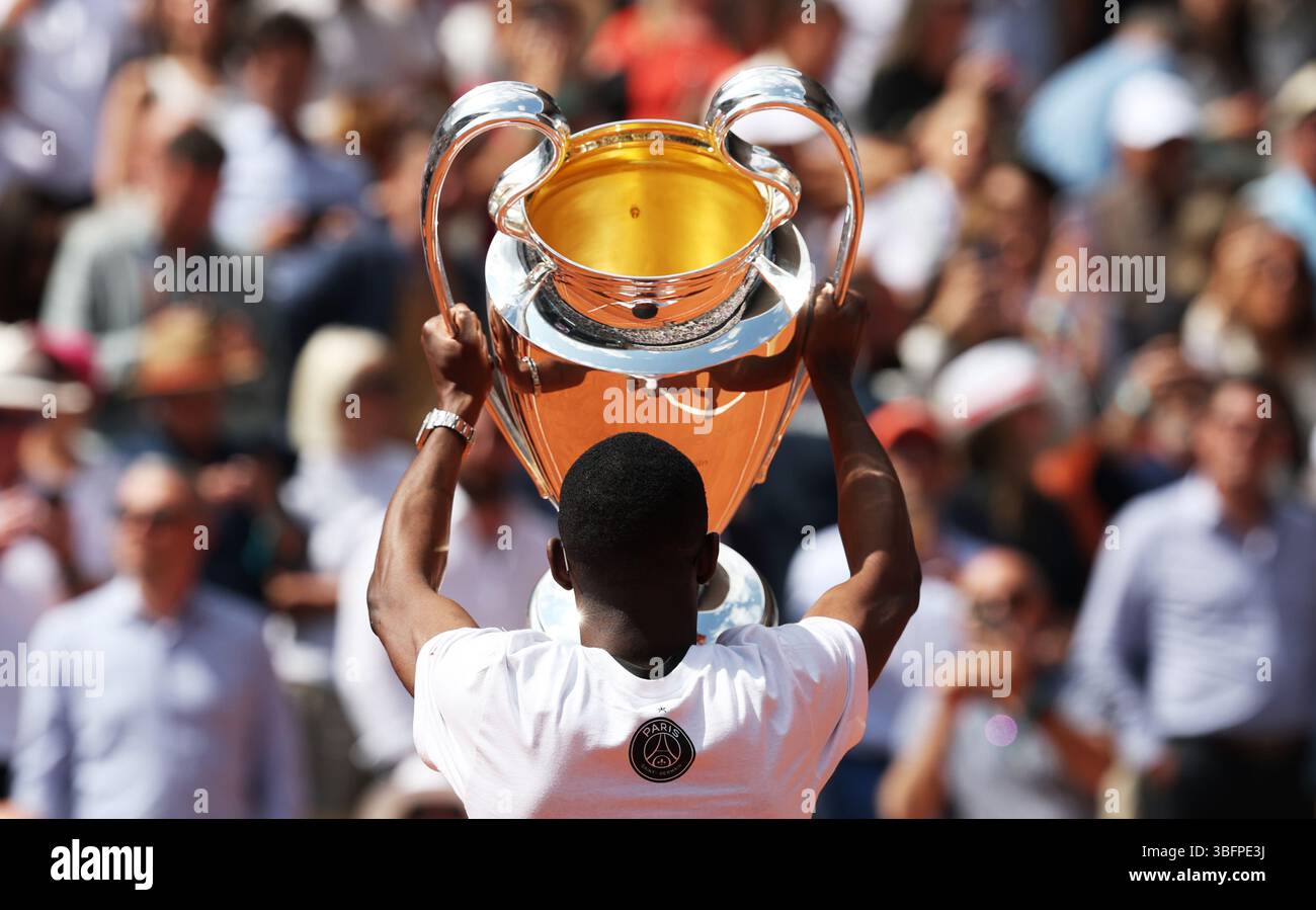 Parigi, Francia. 2 giugno 2025. L'attaccante francese del Paris Saint-Germain, Ousmane Dembele, presenta il trofeo della UEFA Champions League sul campo Philippe Chatrier al torneo di tennis dell'Open francese al Roland Garros, Parigi, Francia, 2 giugno 2025. Crediti: Gao Jing/Xinhua/Alamy Live News Foto Stock