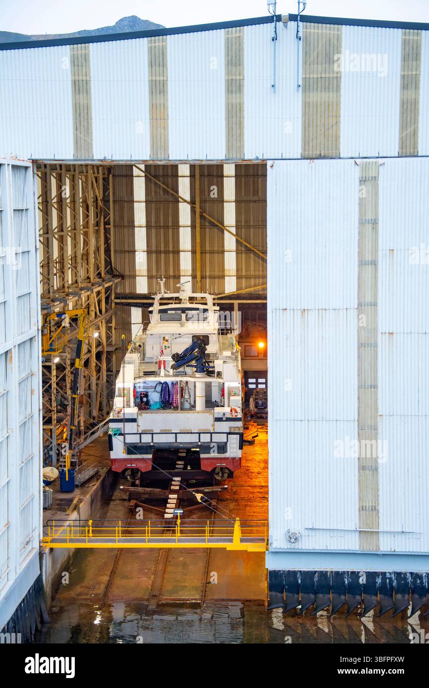 Shiplifts in un hangar marino Foto Stock