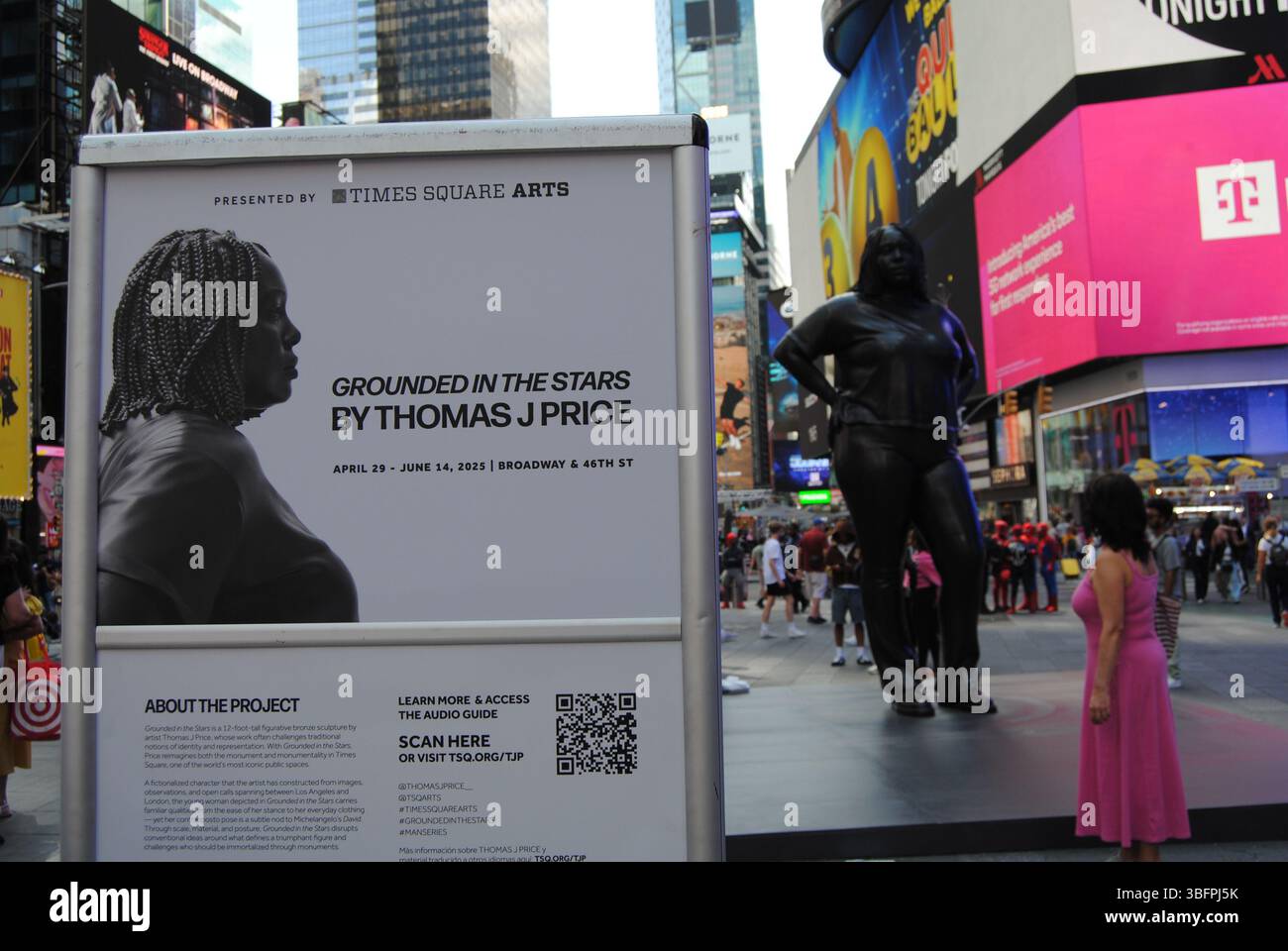 New York City, New York, USA - 2 giugno 2025: "Grounded in the Stars" dell'artista Thomas J Price, ha presentato Times Square Arts Foto Stock