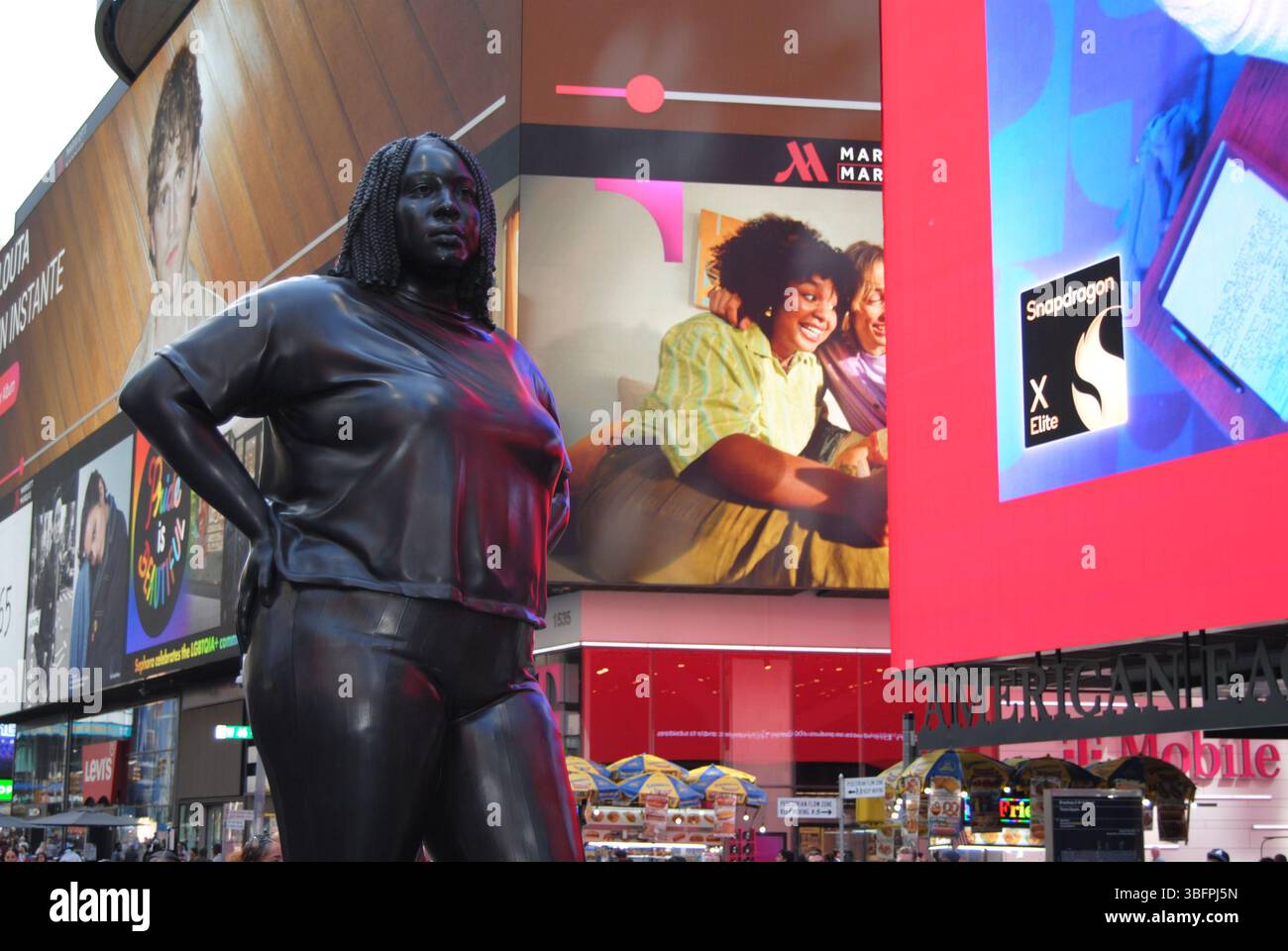 New York City, New York, USA - 2 giugno 2025: "Grounded in the Stars" dell'artista Thomas J Price, ha presentato Times Square Arts Foto Stock