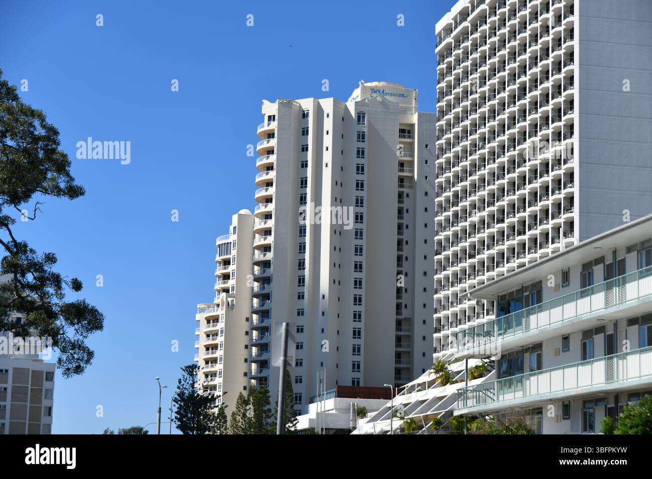 GOLD COAST, AUSTRALIA, 27 APRILE 2025: Facciata di un condominio a Gold Coast, Queensland, Australia Foto Stock