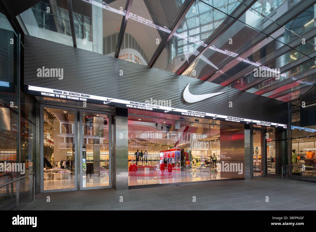 Il più grande negozio Nike di Orchard Road, ampio ingresso laterale per entrare nell'enorme outlet dove acquistare sneakers lifestyle. Singapore. Foto Stock