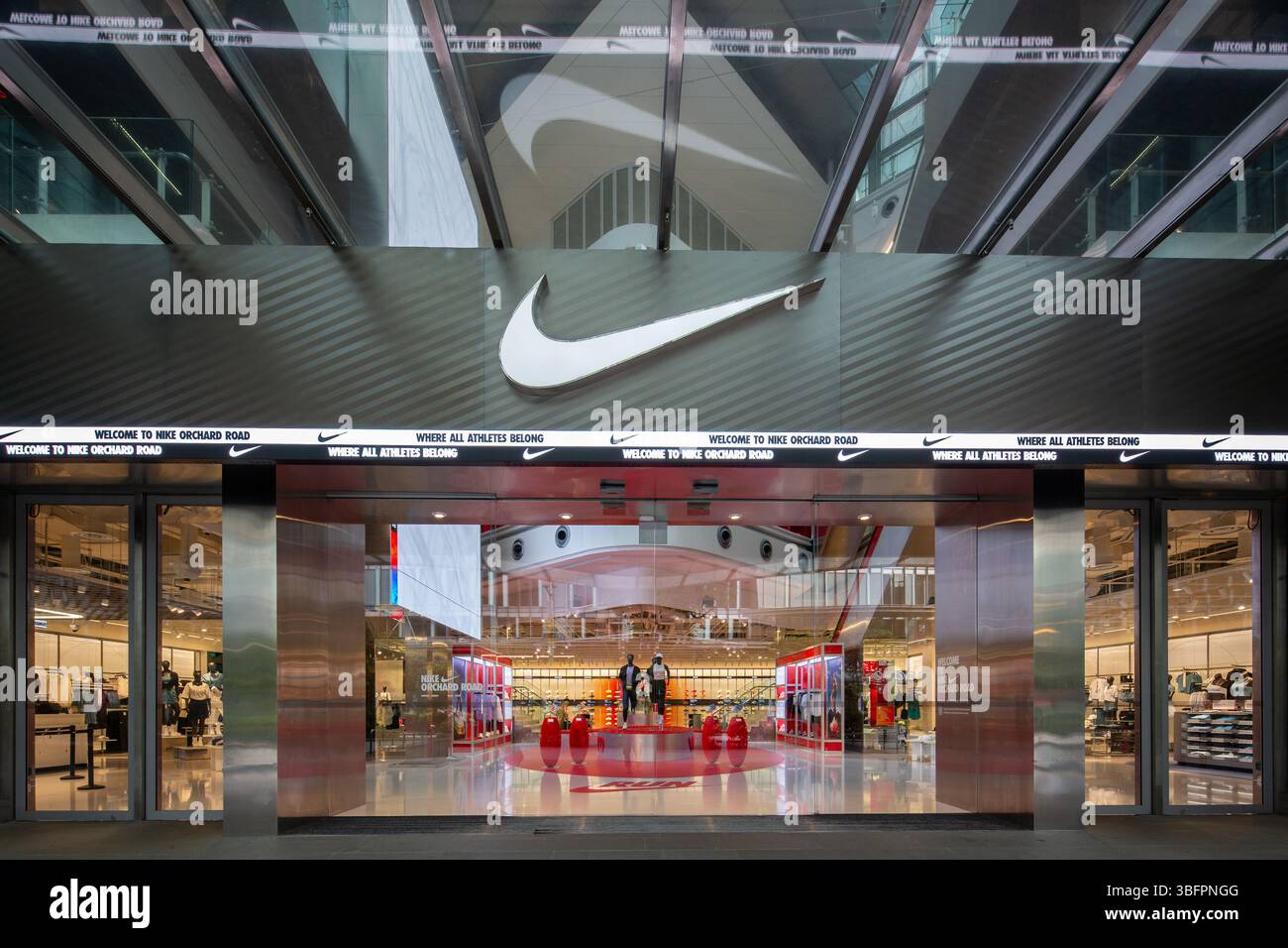 Vista simmetrica ampio ingresso del Nike Store a Orchard Road, una popolare destinazione turistica per lo shopping di abbigliamento sportivo sportivo sportivo. Singapore. Foto Stock