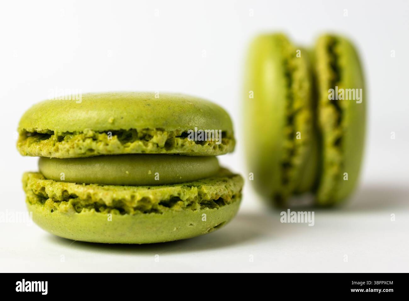 Macaron e sfondo bianco Foto Stock