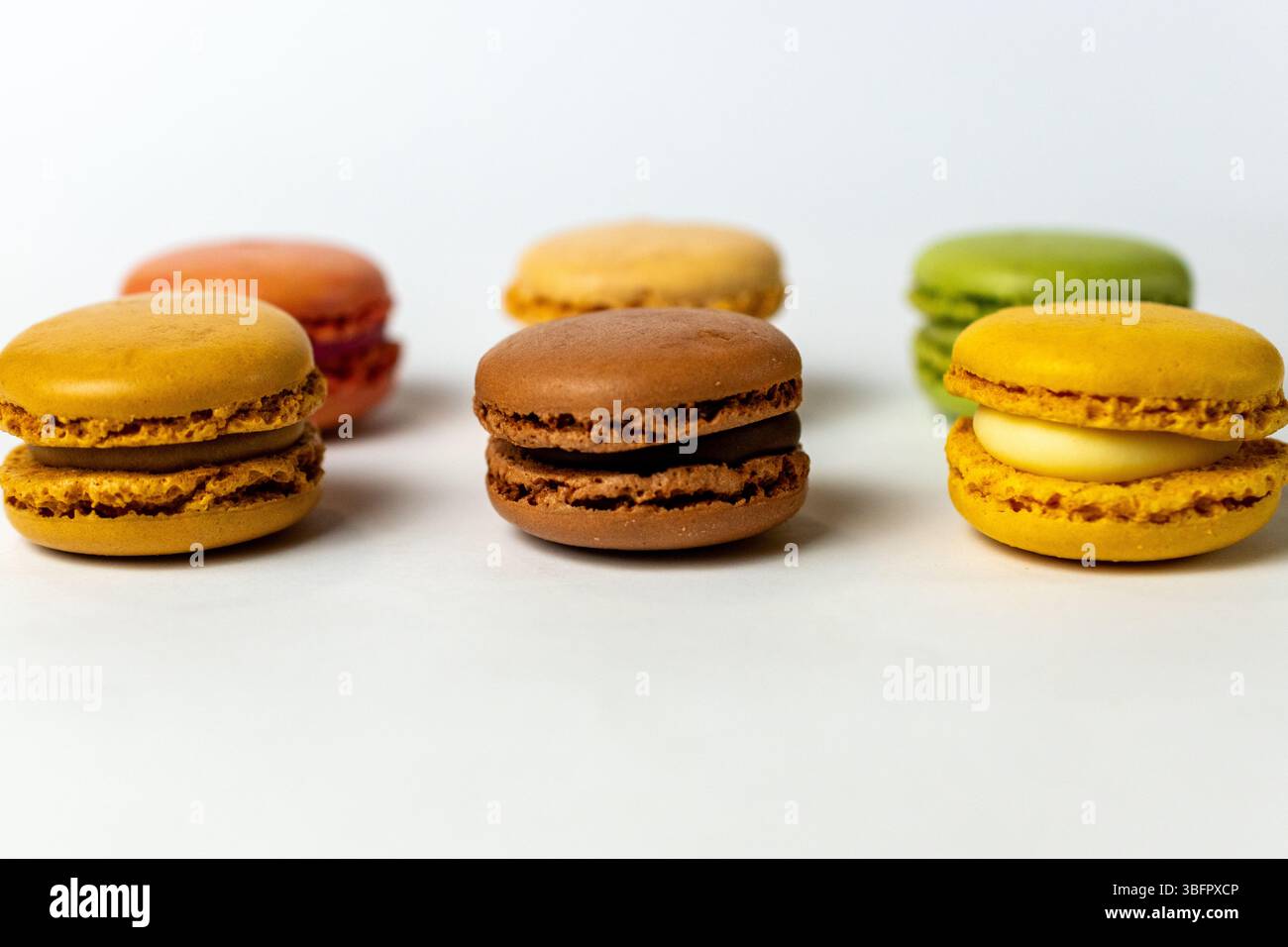 Macaron e sfondo bianco Foto Stock