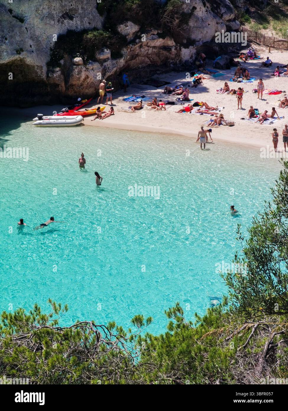 Vista aerea di Cala Macarelleta, l'iconica insenatura di Minorca con acque turchesi, sabbia bianca e scogliere ricoperte di pini. Un paradiso mediterraneo incorniciato da Foto Stock