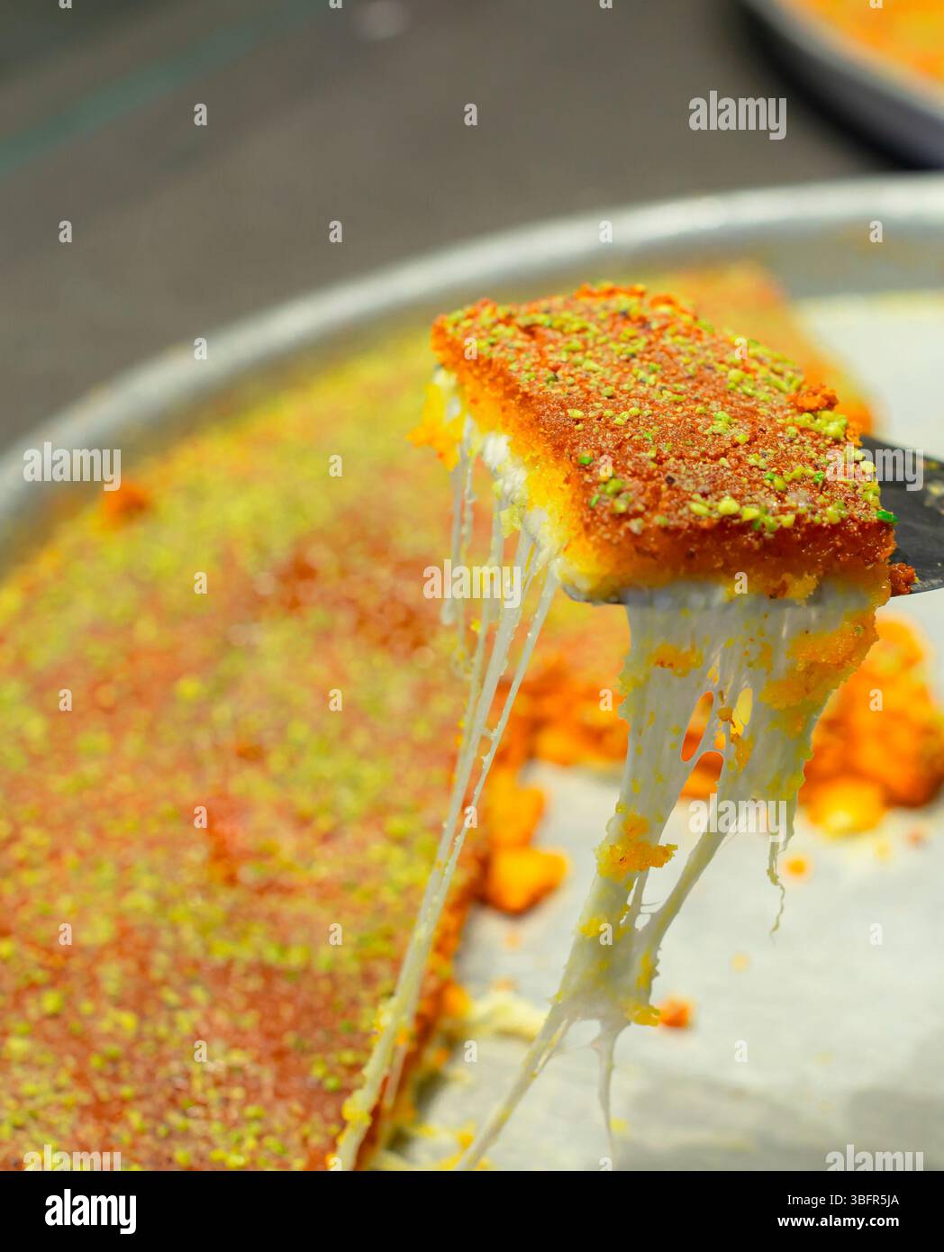 Nabulsi Kunafa, dolce tradizionale mediorientale a base di formaggio e semola Foto Stock