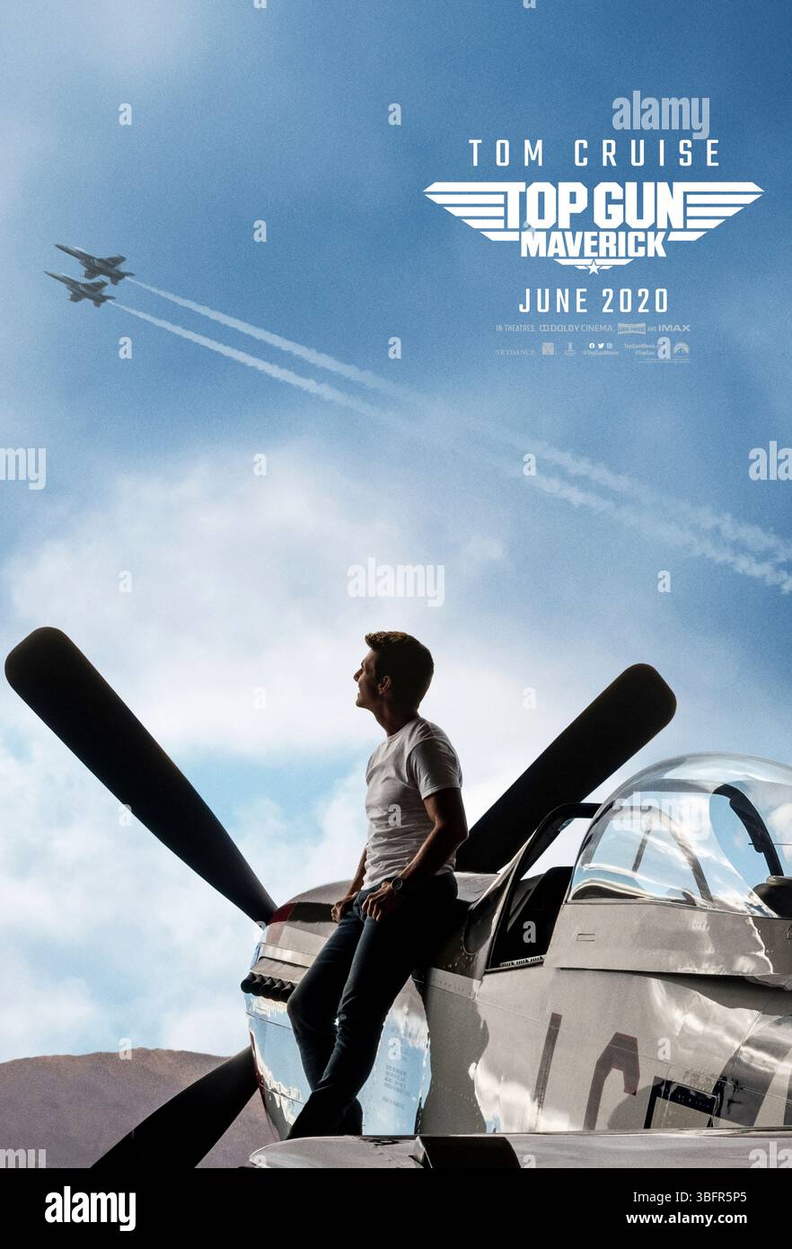 Op Gun: Maverick (2022) diretto da Joseph Kosinski e interpretato da Tom Cruise, Miles Teller e Jennifer Connelly. Più di trent'anni dopo il diploma alla Top Gun, Pete "Maverick" Mitchell affronta il suo passato mentre allena una nuova generazione di piloti d'élite, tra cui il figlio del suo ultimo migliore amico, per una pericolosa missione che richiederà il sacrificio supremo a chi la vola. SOLO PER L'USO EDITORIALE del poster STATUNITENSE. Credito: Immagini BFA/Paramount Foto Stock