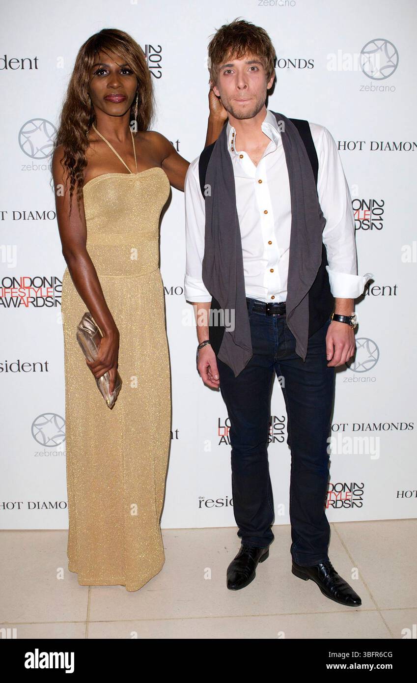 Sinitta e Peter Grant ai London Lifestyle Awards di Londra - 17 ottobre 2012 Foto Stock