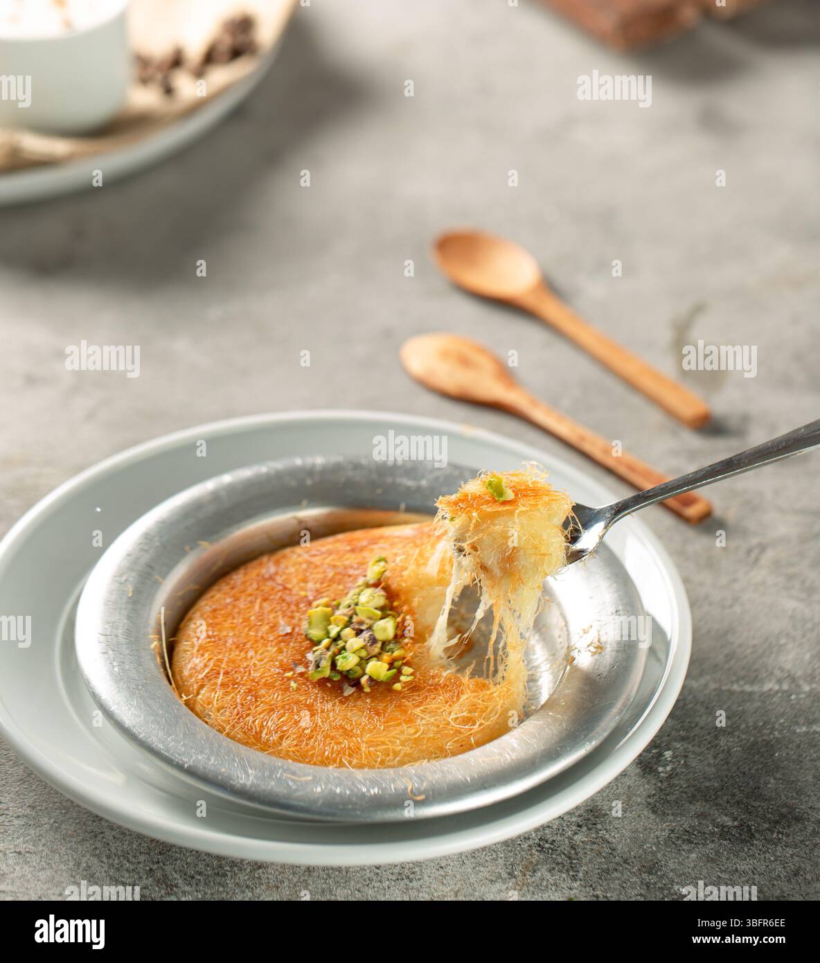 Piatto di kunafa al formaggio, dessert mediorientale su sfondo di colore chiaro Foto Stock