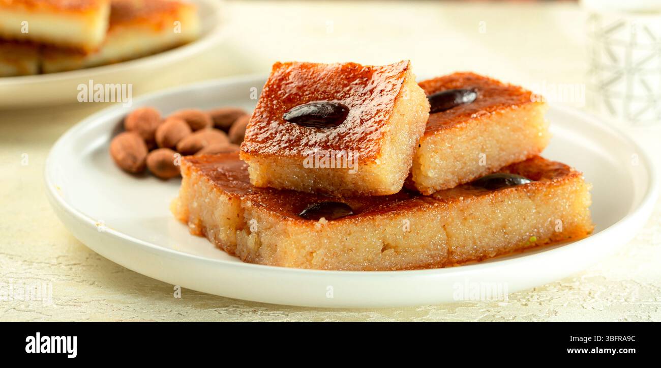 Primo piano del dessert Namoura, torta di semola dorata con ghee, dolce tradizionale mediorientale Foto Stock