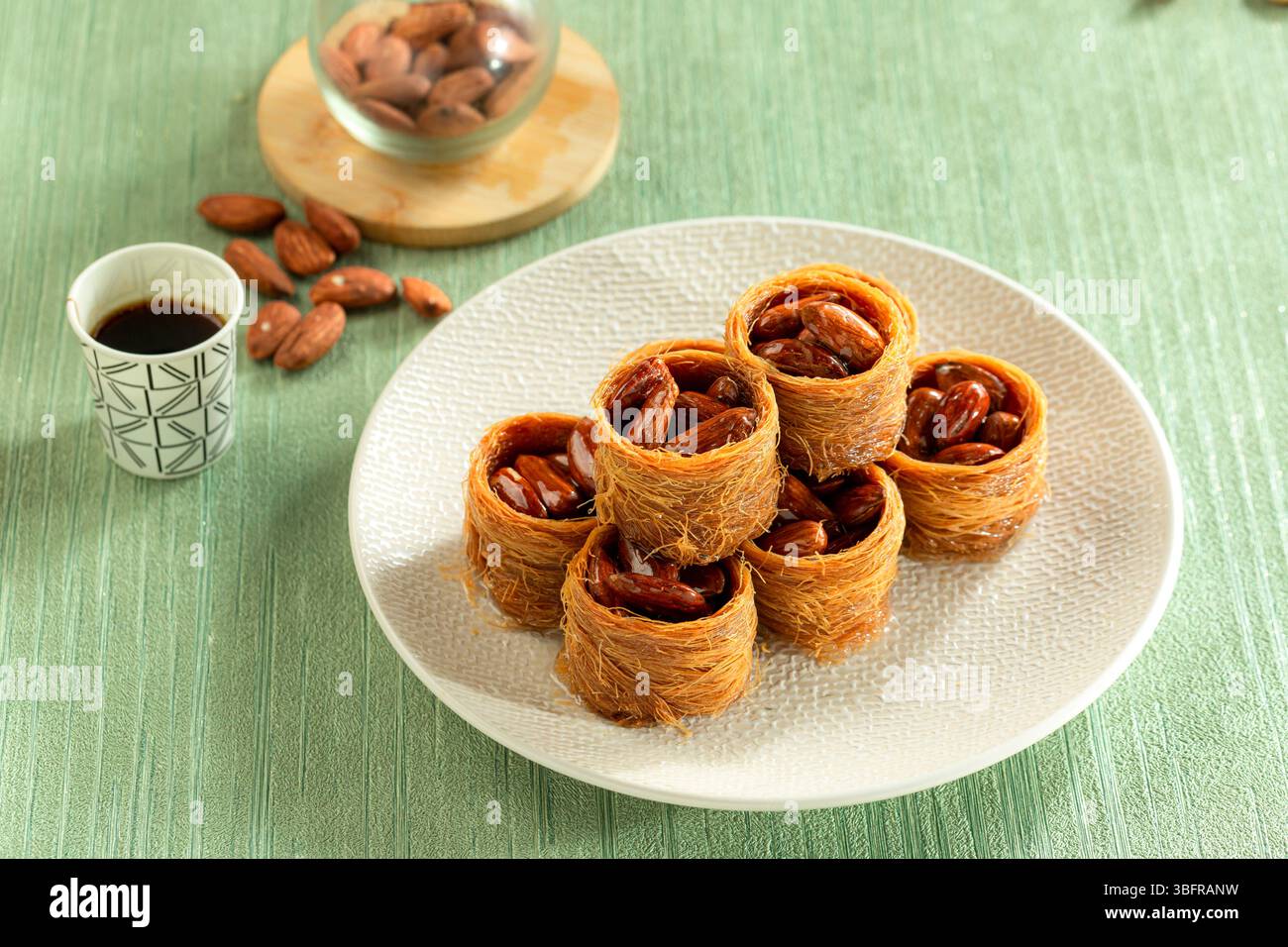 Involtini di mandorle (Asawer), dolci tradizionali del Medio Oriente 2 Foto Stock