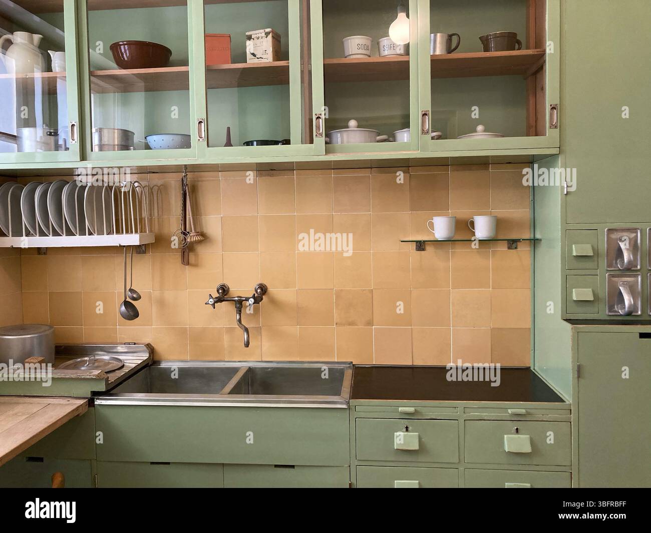 The Frankfurt Kitchen 1926-27 progettato da Margarete Schütte-Lihotzky. V&A East Storehouse, Queen Elizabeth Olympic Park, Londra, Regno Unito Foto Stock