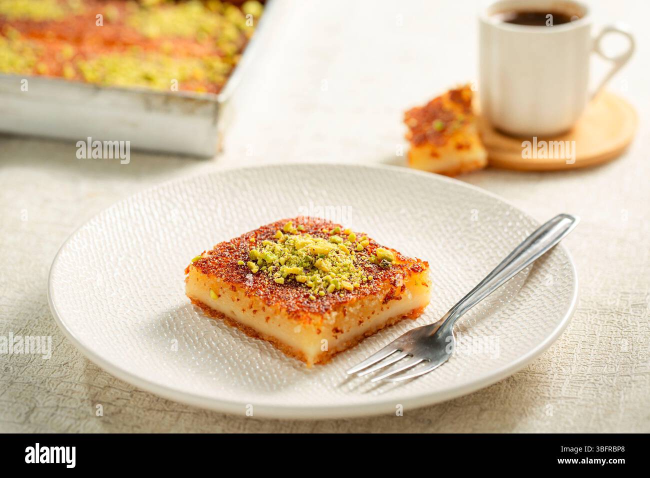 Pezzo di Basbousa, tradizionale torta di semolina del Medio Oriente, morbida e ricca Foto Stock